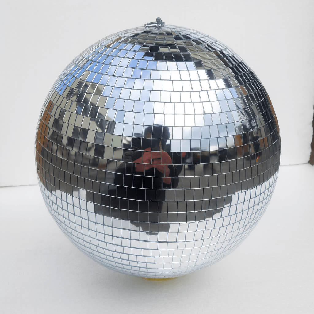 Boule Disco 40cm gris argentée, accessoire élégant pour fêtes et événements, créant des éclats lumineux.