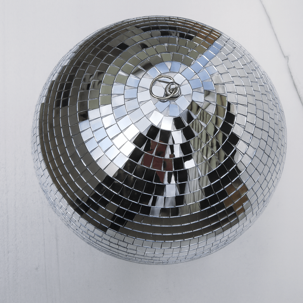 Boule Disco 40cm gris argentée, accessoire festif pour éveiller l'ambiance des célébrations.